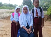 Orang Tua Semangat Antarkan Anak ke Sekolah