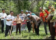 Sipropam Polres Kuansing Tanam Bibit Poho di SD Negeri 023 Kebun Nenas.