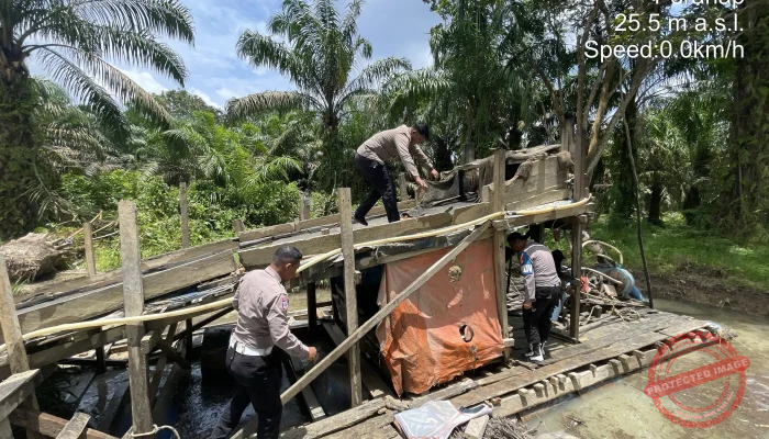 Polsek Peranap Sikat Habis Aktivitas PETI di Peranap, Rakit Penambang Ilegal Dimusnahkan