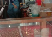 Diduga Jadi Penampung Emas Ilegal, Toko Mas Bintang Utama Terancam Jerat Hukum Penadahan  Sungai Lalak, INHU – Menyalanews.com, – Dugaan praktik penampungan emas hasil tambang ilegal kembali mencuat di Kabupaten Indragiri Hulu. Kali ini, sebuah toko emas yang beroperasi di Pasar Sungai Lalak, yakni Toko Mas Bintang Utama, diduga menerima dan membeli emas yang berasal dari aktivitas penambangan emas tanpa izin (PETI) di sepanjang aliran Sungai Indragiri.  Informasi yang dihimpun dari sejumlah narasumber di lapangan menyebutkan bahwa emas hasil tambang ilegal dari wilayah Desa Pasir Batu Mandi hingga Desa Pasir Kelampaian diduga rutin dijual kepada toko emas tersebut. Para narasumber, yang meminta identitasnya dirahasiakan, mengungkapkan bahwa transaksi telah berlangsung cukup lama dan dilakukan secara berulang.  “Setelah emas selesai dibakar, biasanya langsung ada yang membeli. Emas itu kemudian dijual ke toko emas di Pasar Sungai Lalak,” ungkap salah seorang sumber.  Hasil penelusuran di lapangan juga mengindikasikan adanya aktivitas pembelian yang dilakukan secara langsung. Pemilik atau perwakilan toko diduga mendatangi lokasi-lokasi pembakaran emas di desa-desa tempat para penambang beroperasi. Aktivitas ini kerap berlangsung pada sore hingga malam hari.  Jika dugaan tersebut terbukti benar, maka tindakan tersebut dapat dikategorikan sebagai tindak pidana penadahan sebagaimana diatur dalam Pasal 480 Kitab Undang-Undang Hukum Pidana (KUHP). Pasal tersebut menyebutkan bahwa setiap orang yang membeli, menyimpan, atau menjual barang yang diketahui atau patut diduga berasal dari tindak pidana dapat dipidana dengan hukuman penjara paling lama empat tahun atau denda.  Selain itu, keterlibatan dalam rantai distribusi emas hasil tambang ilegal juga berpotensi melanggar Undang-Undang Nomor 3 Tahun 2020 tentang Pertambangan Mineral dan Batubara. Praktik semacam ini dinilai turut memperkuat keberlangsungan aktivitas PETI yang selama ini merusak lingkungan, mencemari sungai, dan merugikan negara.  Aparat penegak hukum, khususnya Kepolisian dan instansi terkait, didesak untuk segera melakukan penyelidikan menyeluruh terhadap dugaan tersebut.   Penindakan tegas diperlukan agar rantai perdagangan emas ilegal dapat diputus dan para pelaku, baik penambang maupun penampung, dapat diproses sesuai hukum yang berlaku. Masyarakat berharap aparat tidak hanya menindak para penambang di lapangan, tetapi juga menelusuri pihak-pihak yang diduga menjadi penadah atau penampung hasil tambang ilegal. Sebab, tanpa adanya penampung, aktivitas tambang ilegal sulit untuk terus beroperasi.    (Badrizal)