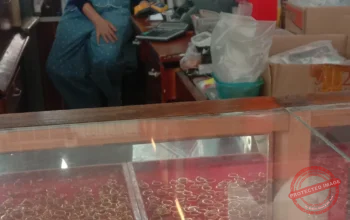 Diduga Jadi Penampung Emas Ilegal, Toko Mas Bintang Utama Terancam Jerat Hukum Penadahan  Sungai Lalak, INHU – Menyalanews.com, – Dugaan praktik penampungan emas hasil tambang ilegal kembali mencuat di Kabupaten Indragiri Hulu. Kali ini, sebuah toko emas yang beroperasi di Pasar Sungai Lalak, yakni Toko Mas Bintang Utama, diduga menerima dan membeli emas yang berasal dari aktivitas penambangan emas tanpa izin (PETI) di sepanjang aliran Sungai Indragiri.  Informasi yang dihimpun dari sejumlah narasumber di lapangan menyebutkan bahwa emas hasil tambang ilegal dari wilayah Desa Pasir Batu Mandi hingga Desa Pasir Kelampaian diduga rutin dijual kepada toko emas tersebut. Para narasumber, yang meminta identitasnya dirahasiakan, mengungkapkan bahwa transaksi telah berlangsung cukup lama dan dilakukan secara berulang.  “Setelah emas selesai dibakar, biasanya langsung ada yang membeli. Emas itu kemudian dijual ke toko emas di Pasar Sungai Lalak,” ungkap salah seorang sumber.  Hasil penelusuran di lapangan juga mengindikasikan adanya aktivitas pembelian yang dilakukan secara langsung. Pemilik atau perwakilan toko diduga mendatangi lokasi-lokasi pembakaran emas di desa-desa tempat para penambang beroperasi. Aktivitas ini kerap berlangsung pada sore hingga malam hari.  Jika dugaan tersebut terbukti benar, maka tindakan tersebut dapat dikategorikan sebagai tindak pidana penadahan sebagaimana diatur dalam Pasal 480 Kitab Undang-Undang Hukum Pidana (KUHP). Pasal tersebut menyebutkan bahwa setiap orang yang membeli, menyimpan, atau menjual barang yang diketahui atau patut diduga berasal dari tindak pidana dapat dipidana dengan hukuman penjara paling lama empat tahun atau denda.  Selain itu, keterlibatan dalam rantai distribusi emas hasil tambang ilegal juga berpotensi melanggar Undang-Undang Nomor 3 Tahun 2020 tentang Pertambangan Mineral dan Batubara. Praktik semacam ini dinilai turut memperkuat keberlangsungan aktivitas PETI yang selama ini merusak lingkungan, mencemari sungai, dan merugikan negara.  Aparat penegak hukum, khususnya Kepolisian dan instansi terkait, didesak untuk segera melakukan penyelidikan menyeluruh terhadap dugaan tersebut.   Penindakan tegas diperlukan agar rantai perdagangan emas ilegal dapat diputus dan para pelaku, baik penambang maupun penampung, dapat diproses sesuai hukum yang berlaku. Masyarakat berharap aparat tidak hanya menindak para penambang di lapangan, tetapi juga menelusuri pihak-pihak yang diduga menjadi penadah atau penampung hasil tambang ilegal. Sebab, tanpa adanya penampung, aktivitas tambang ilegal sulit untuk terus beroperasi.    (Badrizal)