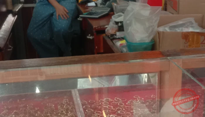 Diduga Jadi Penampung Emas Ilegal, Toko Mas Bintang Utama Terancam Jerat Hukum Penadahan  Sungai Lalak, INHU – Menyalanews.com, – Dugaan praktik penampungan emas hasil tambang ilegal kembali mencuat di Kabupaten Indragiri Hulu. Kali ini, sebuah toko emas yang beroperasi di Pasar Sungai Lalak, yakni Toko Mas Bintang Utama, diduga menerima dan membeli emas yang berasal dari aktivitas penambangan emas tanpa izin (PETI) di sepanjang aliran Sungai Indragiri.  Informasi yang dihimpun dari sejumlah narasumber di lapangan menyebutkan bahwa emas hasil tambang ilegal dari wilayah Desa Pasir Batu Mandi hingga Desa Pasir Kelampaian diduga rutin dijual kepada toko emas tersebut. Para narasumber, yang meminta identitasnya dirahasiakan, mengungkapkan bahwa transaksi telah berlangsung cukup lama dan dilakukan secara berulang.  “Setelah emas selesai dibakar, biasanya langsung ada yang membeli. Emas itu kemudian dijual ke toko emas di Pasar Sungai Lalak,” ungkap salah seorang sumber.  Hasil penelusuran di lapangan juga mengindikasikan adanya aktivitas pembelian yang dilakukan secara langsung. Pemilik atau perwakilan toko diduga mendatangi lokasi-lokasi pembakaran emas di desa-desa tempat para penambang beroperasi. Aktivitas ini kerap berlangsung pada sore hingga malam hari.  Jika dugaan tersebut terbukti benar, maka tindakan tersebut dapat dikategorikan sebagai tindak pidana penadahan sebagaimana diatur dalam Pasal 480 Kitab Undang-Undang Hukum Pidana (KUHP). Pasal tersebut menyebutkan bahwa setiap orang yang membeli, menyimpan, atau menjual barang yang diketahui atau patut diduga berasal dari tindak pidana dapat dipidana dengan hukuman penjara paling lama empat tahun atau denda.  Selain itu, keterlibatan dalam rantai distribusi emas hasil tambang ilegal juga berpotensi melanggar Undang-Undang Nomor 3 Tahun 2020 tentang Pertambangan Mineral dan Batubara. Praktik semacam ini dinilai turut memperkuat keberlangsungan aktivitas PETI yang selama ini merusak lingkungan, mencemari sungai, dan merugikan negara.  Aparat penegak hukum, khususnya Kepolisian dan instansi terkait, didesak untuk segera melakukan penyelidikan menyeluruh terhadap dugaan tersebut.   Penindakan tegas diperlukan agar rantai perdagangan emas ilegal dapat diputus dan para pelaku, baik penambang maupun penampung, dapat diproses sesuai hukum yang berlaku. Masyarakat berharap aparat tidak hanya menindak para penambang di lapangan, tetapi juga menelusuri pihak-pihak yang diduga menjadi penadah atau penampung hasil tambang ilegal. Sebab, tanpa adanya penampung, aktivitas tambang ilegal sulit untuk terus beroperasi.    (Badrizal)