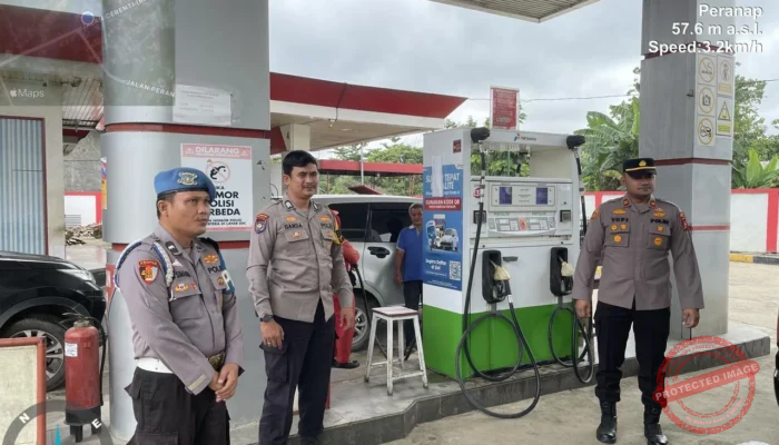 Pastikan Stok Aman, Kapolsek Peranap Pantau Langsung Ketersediaan BBM di SPBU Peranap