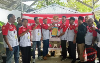 DKD Garda Prabowo Provinsi Riau Suhardi Serahkan SK Depenitip Ke DKC Kab Inhu