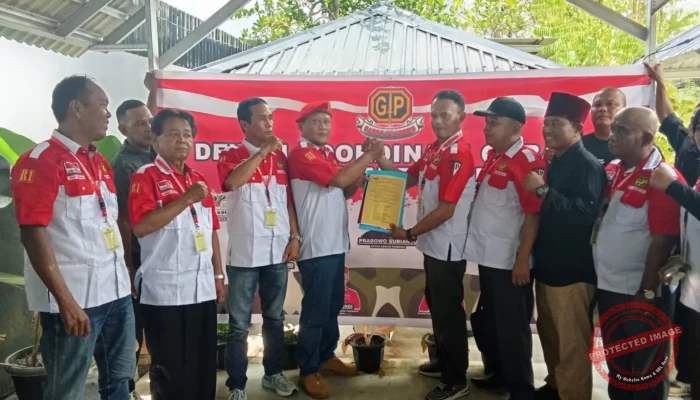 DKD Garda Prabowo Provinsi Riau Suhardi Serahkan SK Depenitip Ke DKC Kab Inhu